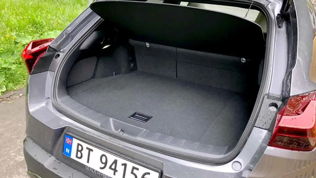 BITTELITE: Bagasjevolum på 283 liter tilhører småbilklassen, og er en vits sammenliknet med andre biler på 4,5 meter. Her taper Lexus mange poeng. BITTELITE: Bagasjevolum på 283 liter tilhører småbilklassen, og er en vits sammenliknet med andre biler på 4,5 meter. Her taper Lexus mange poeng.