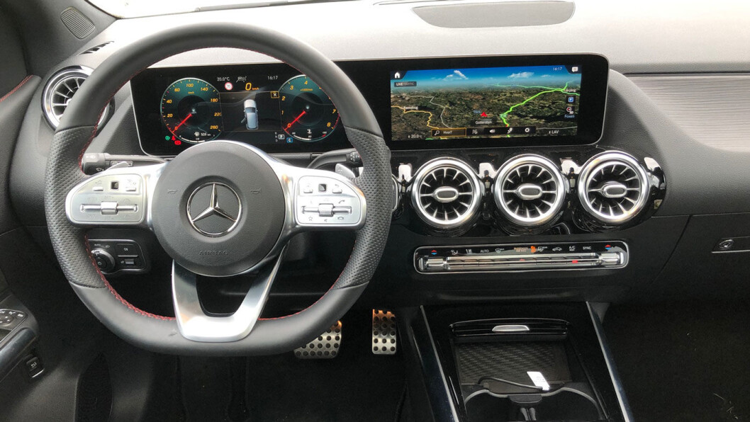 FORTSATT FRISKT: Vi har sett dette instrumentpanelet i flere Mercedes-modeller, men fortsatt har det høy grad av eksklusivitet, samt ypperlig farger og kontraster. FORTSATT FRISKT: Vi har sett dette instrumentpanelet i flere Mercedes-modeller, men fortsatt har det høy grad av eksklusivitet, samt ypperlig farger og kontraster.