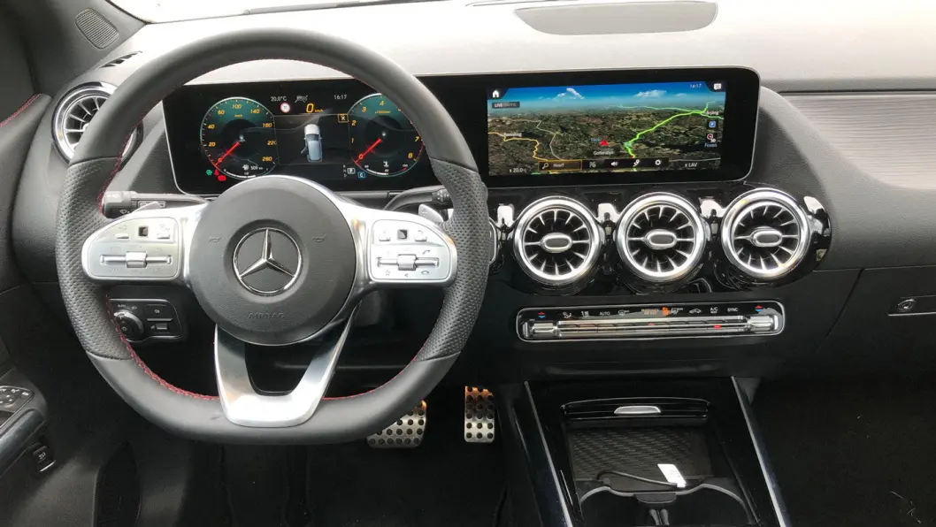 FORTSATT FRISKT: Vi har sett dette instrumentpanelet i flere Mercedes-modeller, men fortsatt har det høy grad av eksklusivitet, samt ypperlig farger og kontraster. FORTSATT FRISKT: Vi har sett dette instrumentpanelet i flere Mercedes-modeller, men fortsatt har det høy grad av eksklusivitet, samt ypperlig farger og kontraster.