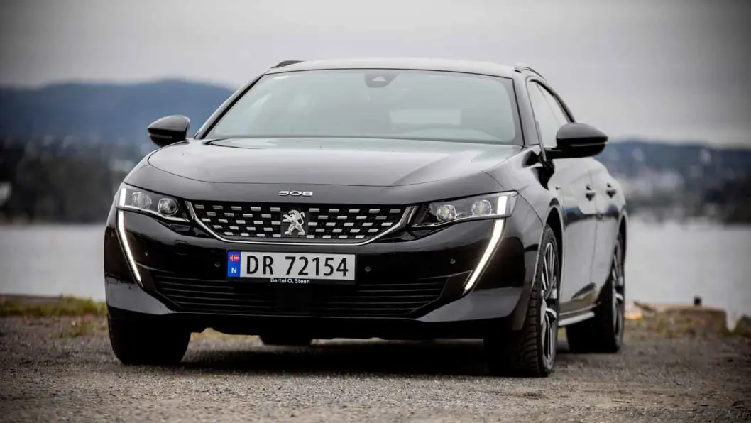 DESIGNVINNER: Peugeot 508 stasjonsvogn er etter Motors oppfatning noe av det lekreste vi ser av stasjonsvogner i dag. Helheten er sporty og elegant, krydret med den særegne lykt- og lyssignaturen. Foto: Tomm W. Christiansen DESIGNVINNER: Peugeot 508 stasjonsvogn er etter Motors oppfatning noe av det lekreste vi ser av stasjonsvogner i dag. Helheten er sporty og elegant, krydret med den særegne lykt- og lyssignaturen. Foto: Tomm W. Christiansen