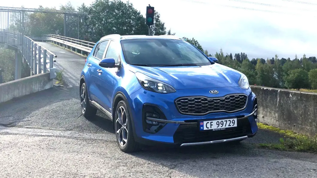 LINJELEKKER: Kia har fått dreisen på designet med sine nye modeller. Sportage kom med dette ansiktet i 2015, og har nettopp fått en bitteliten facelift. Foto: Øivind A. Monn-Iversen LINJELEKKER: Kia har fått dreisen på designet med sine nye modeller. Sportage kom med dette ansiktet i 2015, og har nettopp fått en bitteliten facelift. Foto: Øivind A. Monn-Iversen