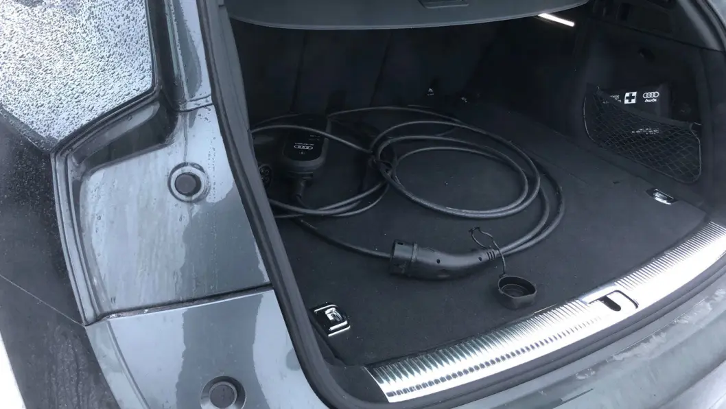 REDUSERT: Bagasjerommet mister 155 liter med hybridteknologien, men over gulvet ser alt ut som det pleier, bortsett fra at man ikke kan gjemme ladekabelen. REDUSERT: Bagasjerommet mister 155 liter med hybridteknologien, men over gulvet ser alt ut som det pleier, bortsett fra at man ikke kan gjemme ladekabelen.