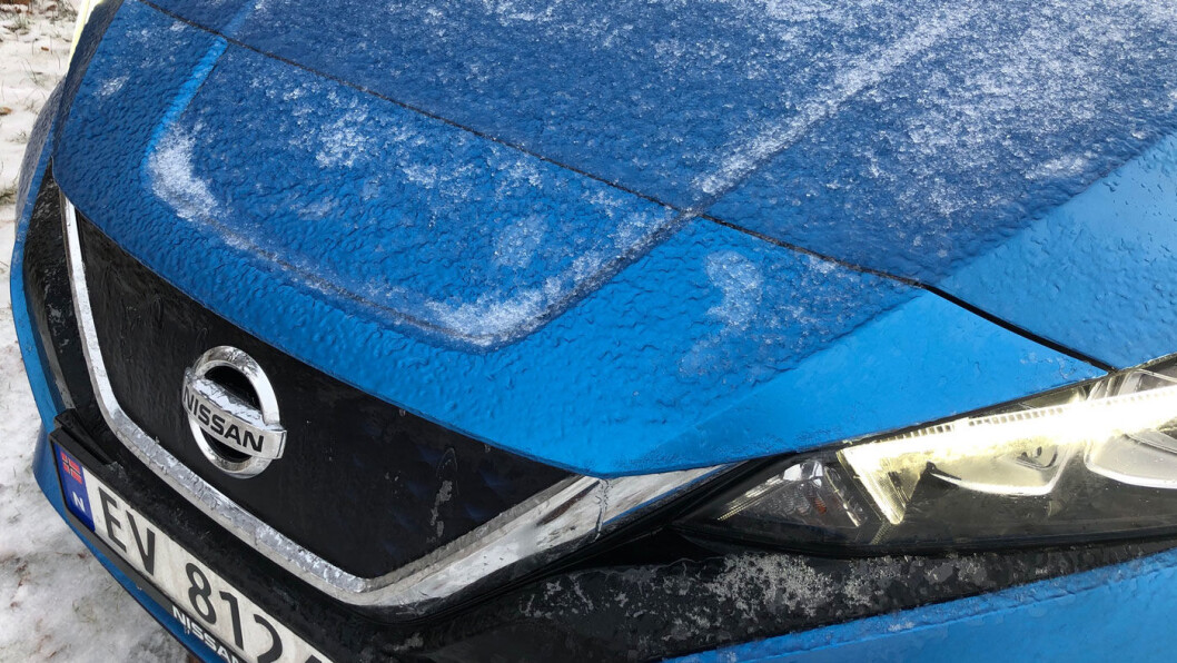LITE NORGESVENNLIG: Litt underkjølt regn, og lokket til ladeluka fryser igjen. Det samme har vi opplevd med alle elbiler med ladeluke i fronten. LITE NORGESVENNLIG: Litt underkjølt regn, og lokket til ladeluka fryser igjen. Det samme har vi opplevd med alle elbiler med ladeluke i fronten.