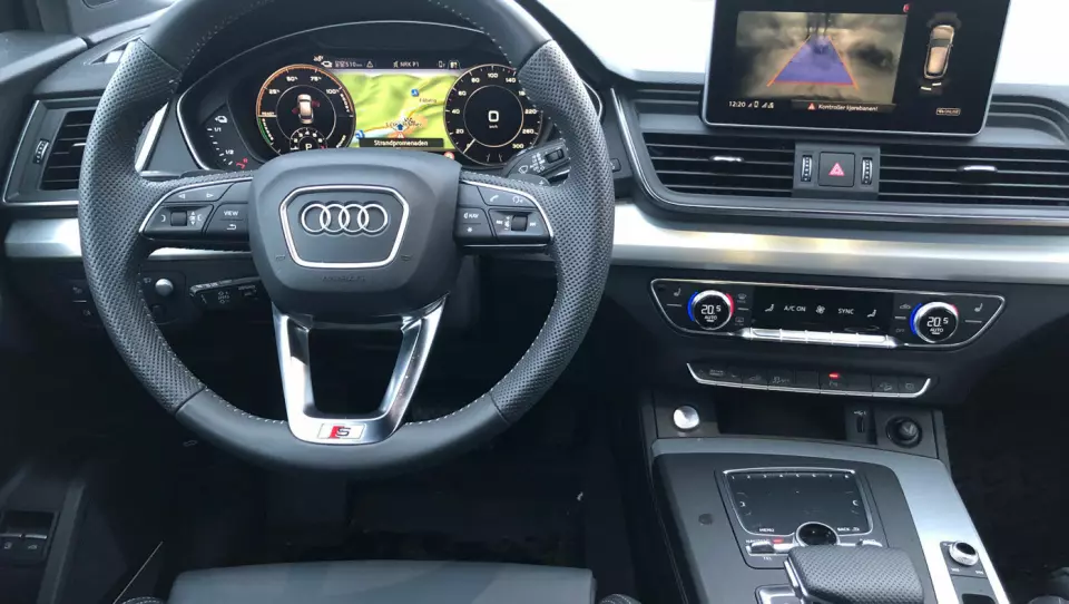 LITT GAMMELDAGS: Interiøret har meget høy kvalitet, men føles ikke spesielt eksklusivt. Infotainmentskjermen er større på nyere Audi-modeller.