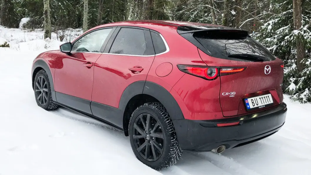LITT OPPHØYD: CX-30 er teknisk sett en litt høyere versjon av Mazda 3. Det gjenspeiles i de gode kjøreegenskapene. LITT OPPHØYD: CX-30 er teknisk sett en litt høyere versjon av Mazda 3. Det gjenspeiles i de gode kjøreegenskapene.