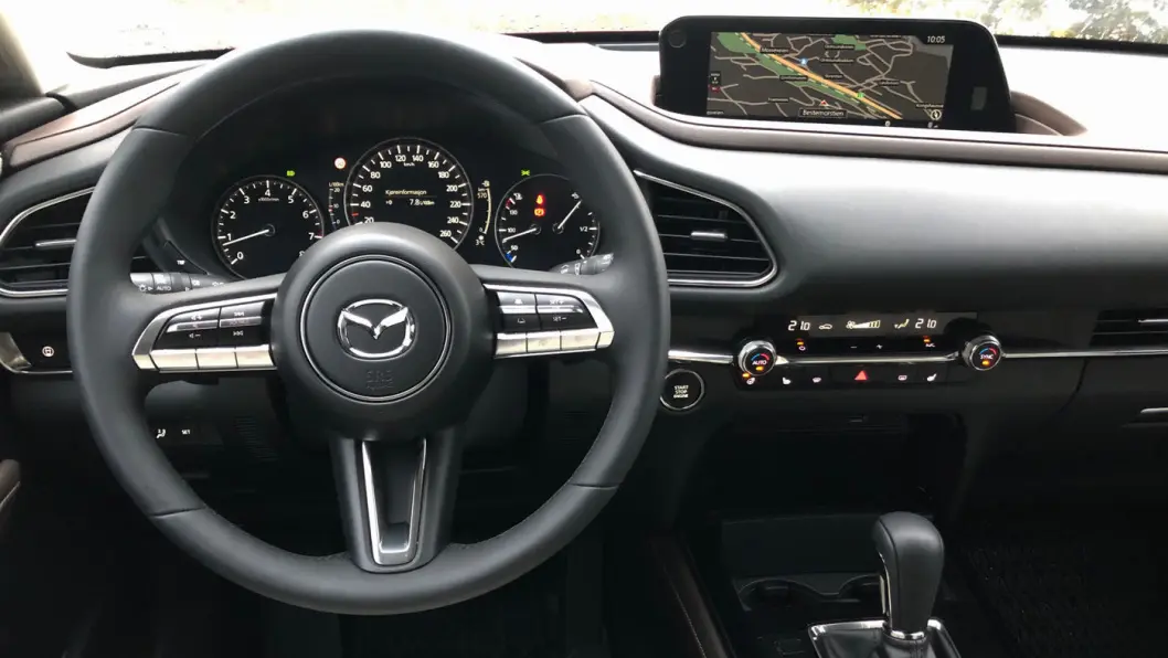 FØLES DYRERE: Inge biler gir deg like mye kvalitetsfølelse for prisen som Mazda CX-30. Materialene er pene å se på og behagelige å ta på. FØLES DYRERE: Inge biler gir deg like mye kvalitetsfølelse for prisen som Mazda CX-30. Materialene er pene å se på og behagelige å ta på.