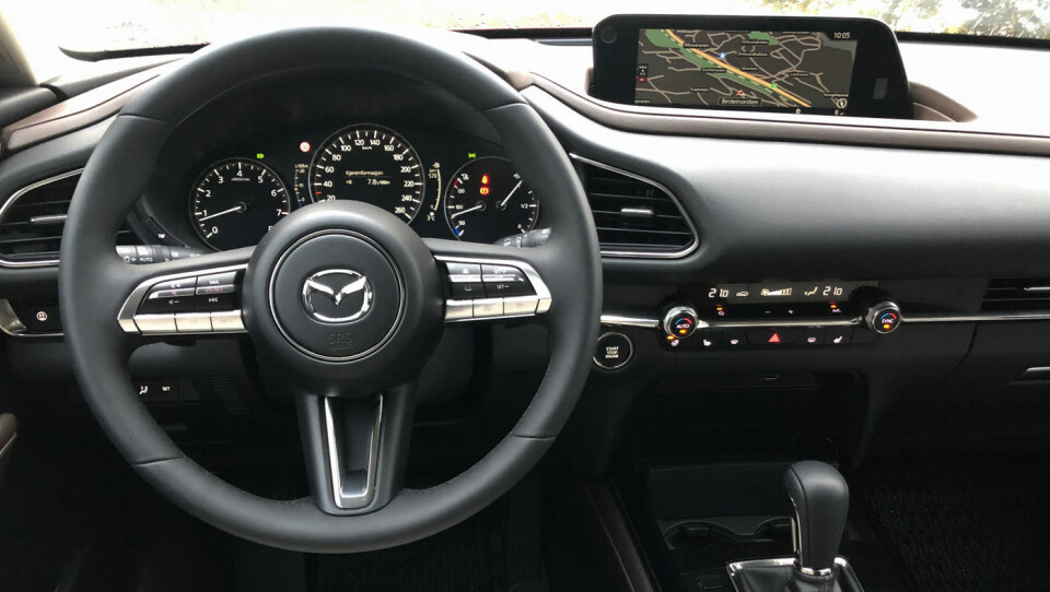 FØLES DYRERE: Inge biler gir deg like mye kvalitetsfølelse for prisen som Mazda CX-30. Materialene er pene å se på og behagelige å ta på.