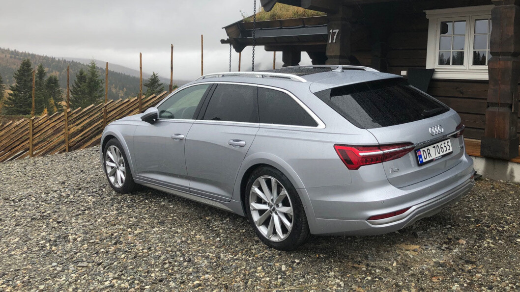 ELEGANSE: Allroad har en sporty eleganse, uansett hvilken vinkel du ser den fra. Med lakkpakke (42.690 kroner) blir alle svarte paneler – som hjulbuelister – lakkert. ELEGANSE: Allroad har en sporty eleganse, uansett hvilken vinkel du ser den fra. Med lakkpakke (42.690 kroner) blir alle svarte paneler – som hjulbuelister – lakkert.