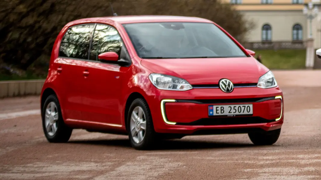 INGEN TVIL: Lille e-up! er utvilsomt en Volkswagen – merketypisk fra alle vinkler. INGEN TVIL: Lille e-up! er utvilsomt en Volkswagen – merketypisk fra alle vinkler.