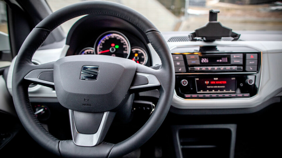 NULL KRIMSKRAMS: Det enkle, men oversiktlige førermiljøet gjør det lett å konsentrere seg om kjøringen. Multimediefunksjoner kan styres med mobilen.