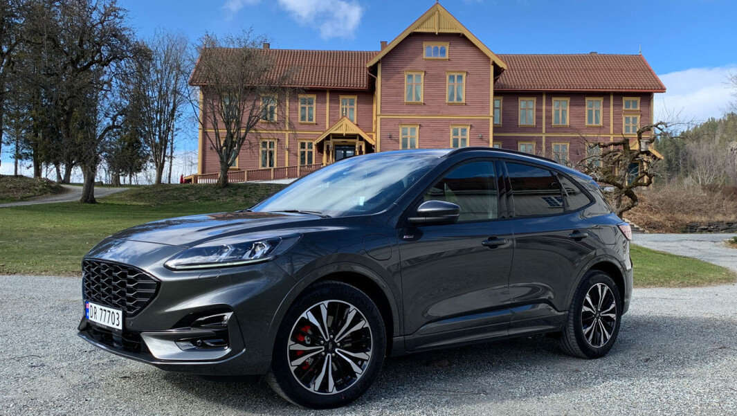 PORSCHE-INSPIRERT: Ford har gått bort fra den litt røffe SUV-stilen fra forrige Kuga. PORSCHE-INSPIRERT: Ford har gått bort fra den litt røffe SUV-stilen fra forrige Kuga.
