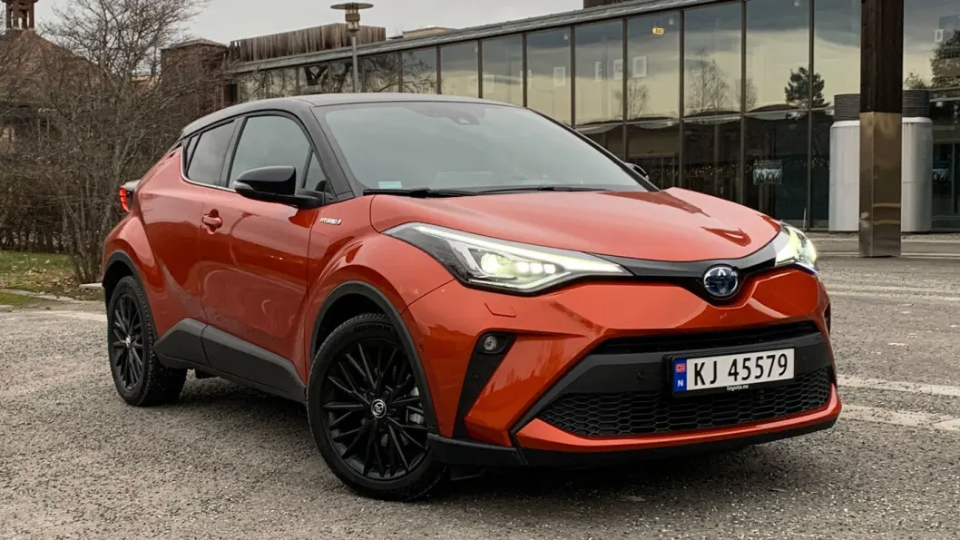 NY STIL: Toyota tok en Lexus da de lanserte C-HR og slapp kreativiteten i designavdelingen løs. NY STIL: Toyota tok en Lexus da de lanserte C-HR og slapp kreativiteten i designavdelingen løs.