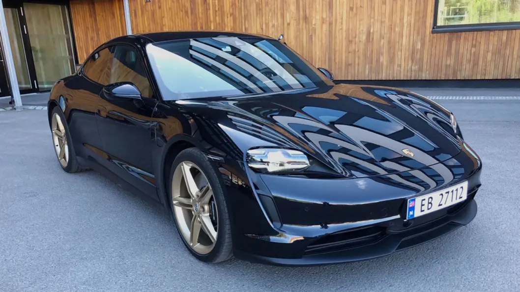LEKKER: Vi liker Porsche fra alle vinkler, men den er mest særpreget forfra – med sine rektangulære frontlykter. LEKKER: Vi liker Porsche fra alle vinkler, men den er mest særpreget forfra – med sine rektangulære frontlykter.