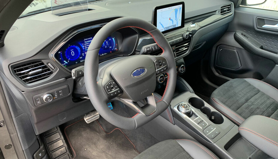 NY STIL: Dette designet kjennetegner den nye stilretningen til Ford. Både girvelgeren og berøringsskjermen har noen små brukersvakheter, og krever tilvenning,