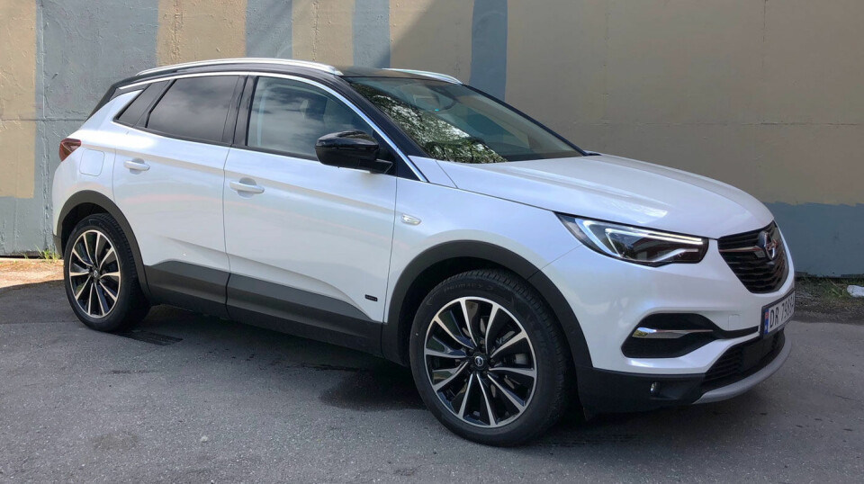 ELEGANT: I de rette fargene – som denne hvite – er Opel Grandland en pen og elegant kompakt-SUV. Foto: Øivind A. Monn-Iversen