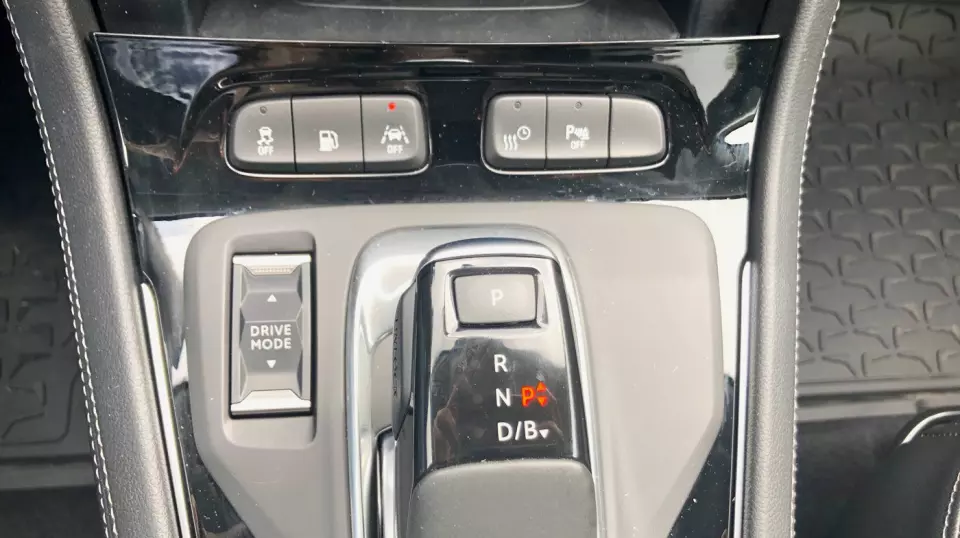 KJØREMODUS: Med knappen til venstre kan du stille inn bilen i fire ulike kjøremodi, blant annet helelektrisk. Girspaken kjenner vi fra de franske bilene i PSA-konsernet.