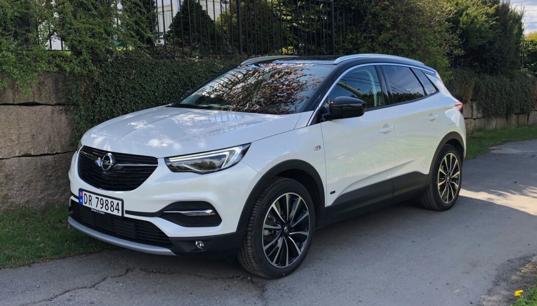 ELEGANT: I de rette fargene (som denne hvite) er Grandland en pen, elegant kompakt-SUV. ELEGANT: I de rette fargene (som denne hvite) er Grandland en pen, elegant kompakt-SUV.