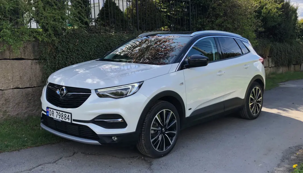 FRAMTIDSRETTET: Hybriden Opel Grandland signaliserer når den kjører helelektrisk. FRAMTIDSRETTET: Hybriden Opel Grandland signaliserer når den kjører helelektrisk.