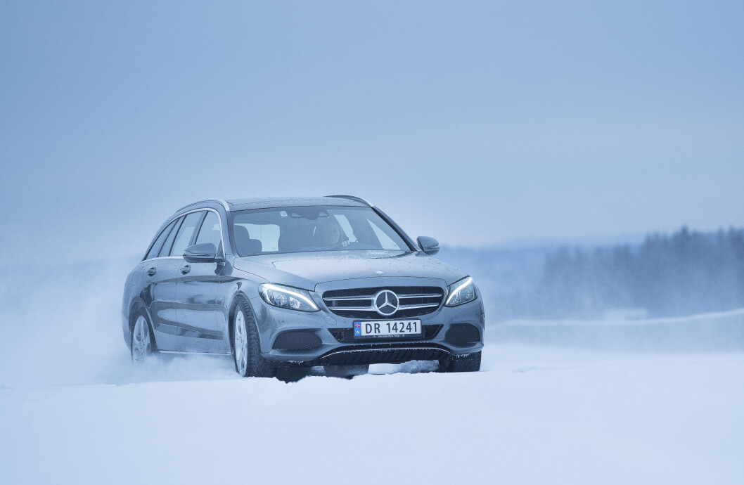MYE AV DET GODE: Med overflod av krefter kan den bakhjulsdrevne bilen føles litt nervøs på glatte veier. Foto: Jon Terje Hellgren Hansen MYE AV DET GODE: Med overflod av krefter kan den bakhjulsdrevne bilen føles litt nervøs på glatte veier. Foto: Jon Terje Hellgren Hansen