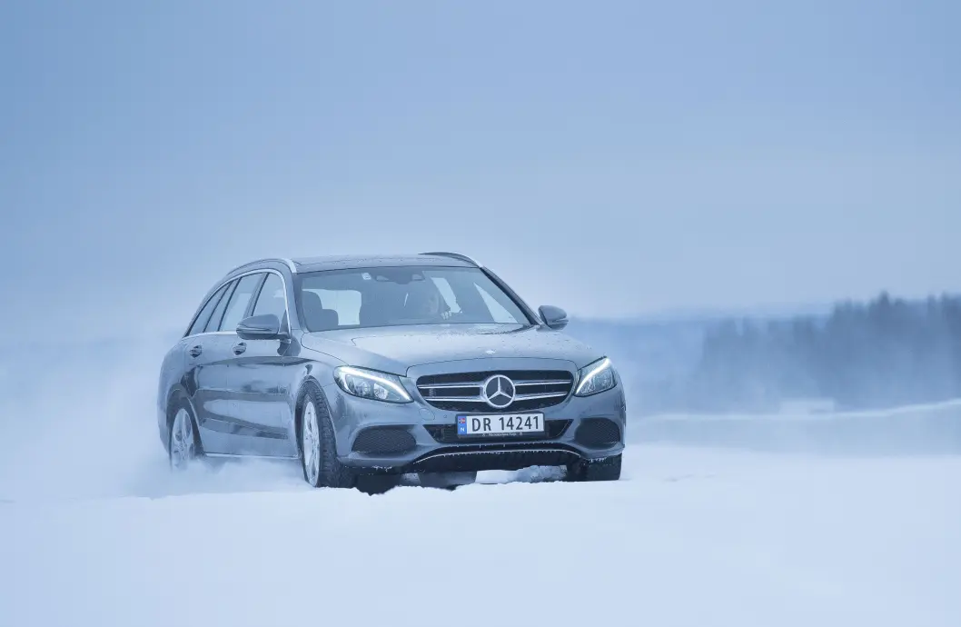MYE AV DET GODE: Med overflod av krefter kan den bakhjulsdrevne bilen føles litt nervøs på glatte veier. Foto: Jon Terje Hellgren Hansen MYE AV DET GODE: Med overflod av krefter kan den bakhjulsdrevne bilen føles litt nervøs på glatte veier. Foto: Jon Terje Hellgren Hansen