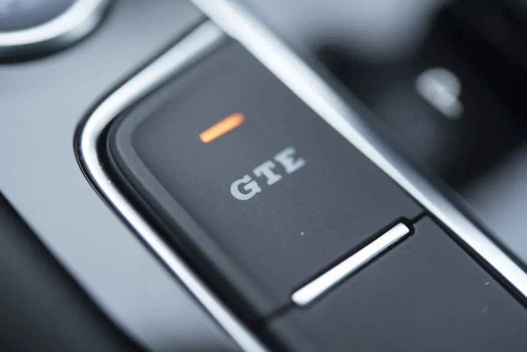 RESERVE: Batteripakken gjør at du kan kjøre rent elektrisk på småturer, mens bensinmotoren tar deg videre når batteriene er tomme for strøm. RESERVE: Batteripakken gjør at du kan kjøre rent elektrisk på småturer, mens bensinmotoren tar deg videre når batteriene er tomme for strøm.
