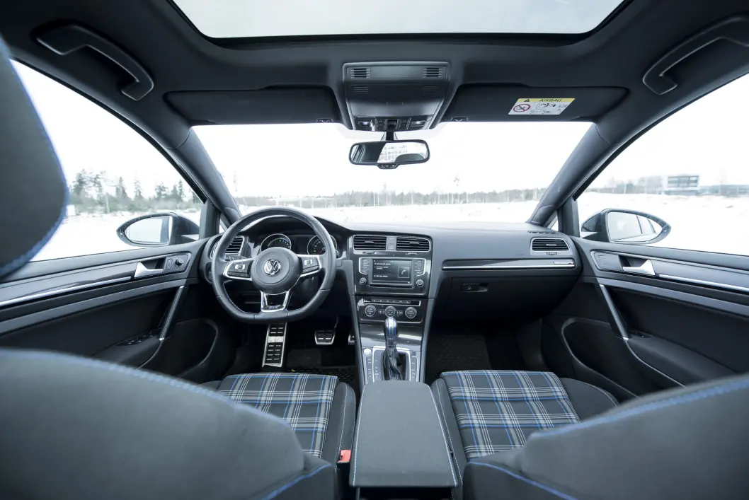 PERFEKT LIGHT: Førerplassen og kjørefølelsen i VW Golf er bortimot perfekt. PERFEKT LIGHT: Førerplassen og kjørefølelsen i VW Golf er bortimot perfekt.
