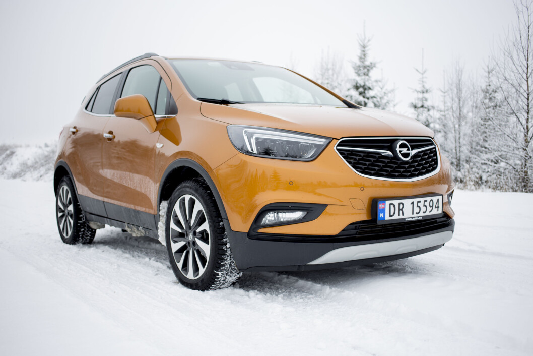 FIREHJULSTREKK: Opel Mokka X selges stort sett med firehjulstrekk og det gir glimrende egenskaper på glatte vinterveier. Foto: Sveinung Uddu Ystad FIREHJULSTREKK: Opel Mokka X selges stort sett med firehjulstrekk og det gir glimrende egenskaper på glatte vinterveier. Foto: Sveinung Uddu Ystad