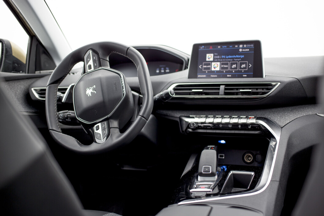GOD PLASS: Oversikten fra førerplassen er strålende på Peugeot 3008. GOD PLASS: Oversikten fra førerplassen er strålende på Peugeot 3008.