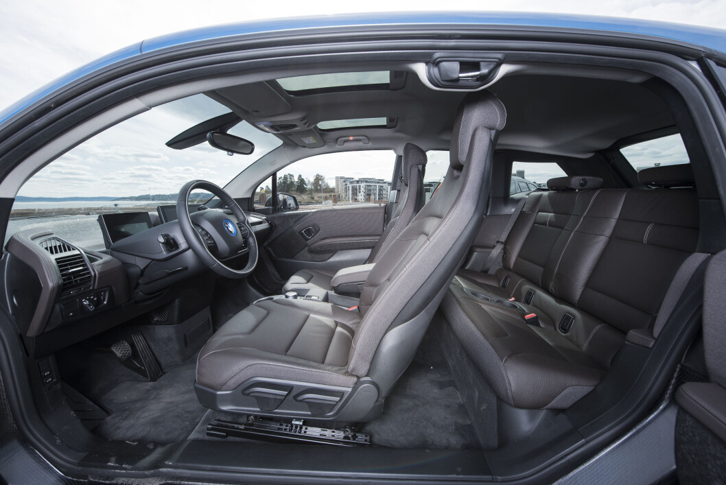 MINUS: Bakdørene på BMW i3 er små, åpner feil vei og er konstruert slik at fordøren må åpnes før du kan åpne bakdøren. Og omvendt når de skal lukkes. MINUS: Bakdørene på BMW i3 er små, åpner feil vei og er konstruert slik at fordøren må åpnes før du kan åpne bakdøren. Og omvendt når de skal lukkes.