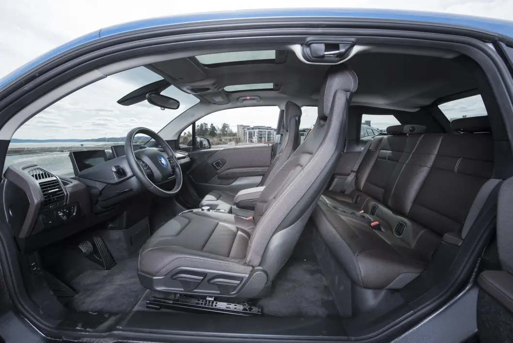 MINUS: Bakdørene på BMW i3 er små, åpner feil vei og er konstruert slik at fordøren må åpnes før du kan åpne bakdøren. Og omvendt når de skal lukkes. MINUS: Bakdørene på BMW i3 er små, åpner feil vei og er konstruert slik at fordøren må åpnes før du kan åpne bakdøren. Og omvendt når de skal lukkes.