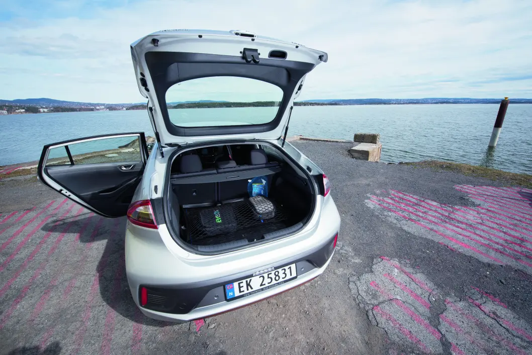 FAMILIE-ELBIL: Hyundai Ioniq EV er en elbil med såpass mye plass at den fint kan brukes av en barnefamilie. FAMILIE-ELBIL: Hyundai Ioniq EV er en elbil med såpass mye plass at den fint kan brukes av en barnefamilie.