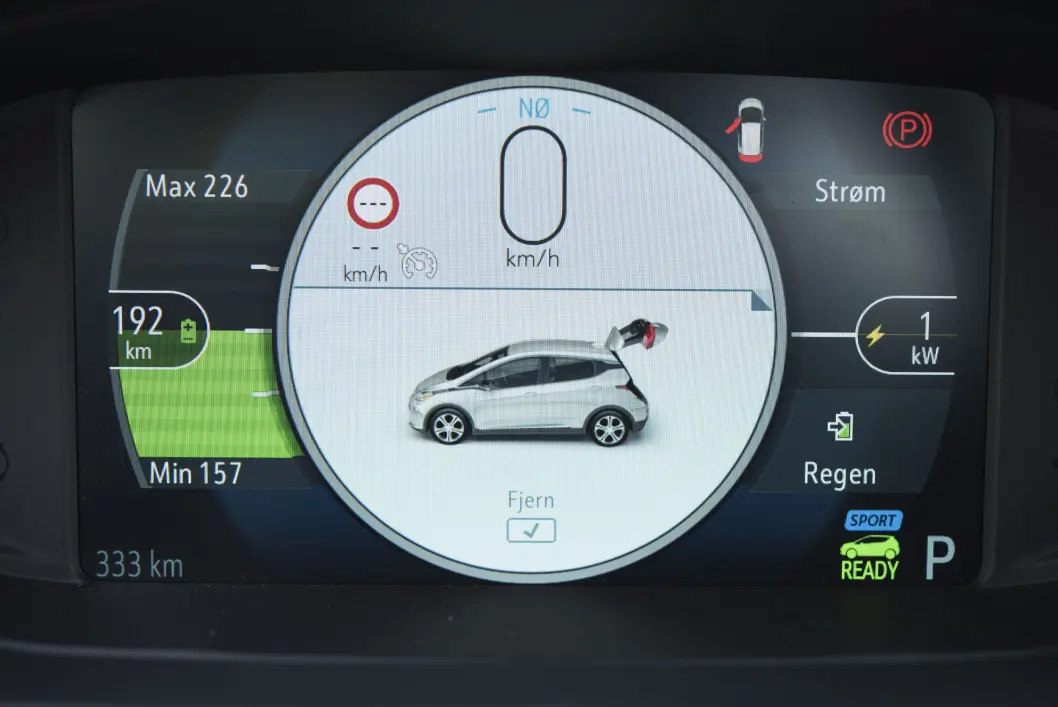 KJØRER LANGT: Opel oppgir rekkevidden til over 500 kilometer, men på norske veier bør du heller regne med 400 kilometer som en god distanse. KJØRER LANGT: Opel oppgir rekkevidden til over 500 kilometer, men på norske veier bør du heller regne med 400 kilometer som en god distanse.