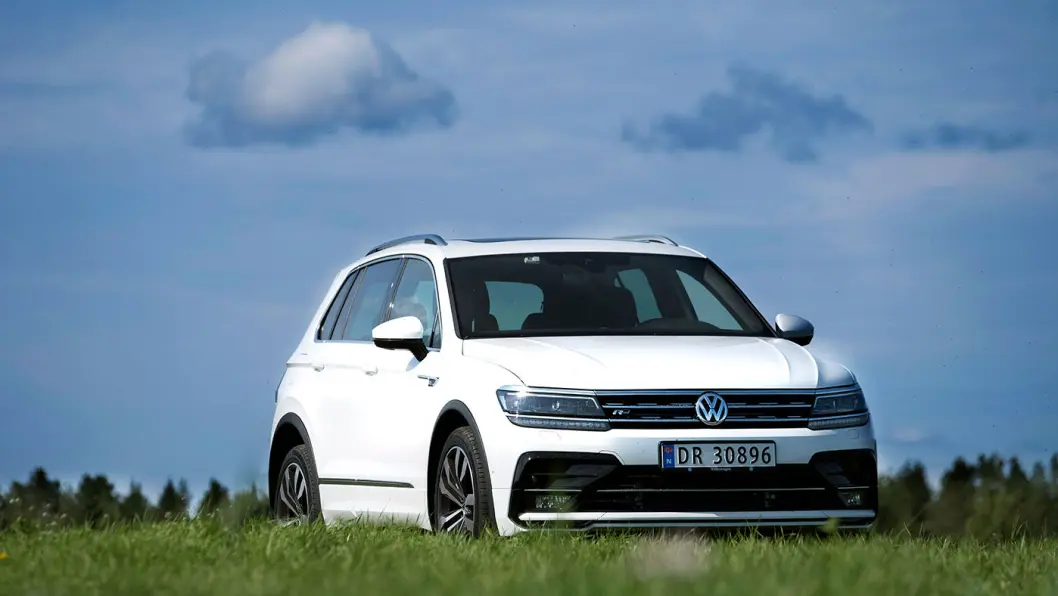 FALLER FRA TOPPEN: VW Tiguan gir fortsatt den beste kjøreopplevelsen, men mangler en eller annen form for elektrifisering. Derfor er den nå forbigått av Toyota Rav4. Foto: Jon Terje Hellgren Hansen FALLER FRA TOPPEN: VW Tiguan gir fortsatt den beste kjøreopplevelsen, men mangler en eller annen form for elektrifisering. Derfor er den nå forbigått av Toyota Rav4. Foto: Jon Terje Hellgren Hansen