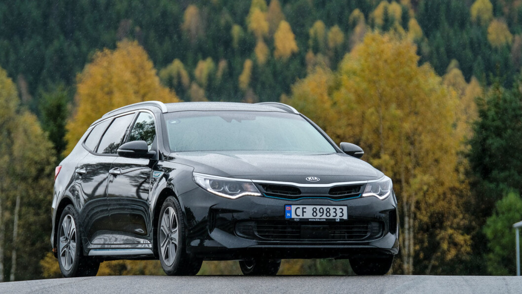 KJØRER BILLIG: Med Kia Optima plugg-inn hybrid kan du kjøre hverdagsreisen på strøm og hytteturen på bensin. Foto: Jon Terje Hellgren Hansen KJØRER BILLIG: Med Kia Optima plugg-inn hybrid kan du kjøre hverdagsreisen på strøm og hytteturen på bensin. Foto: Jon Terje Hellgren Hansen