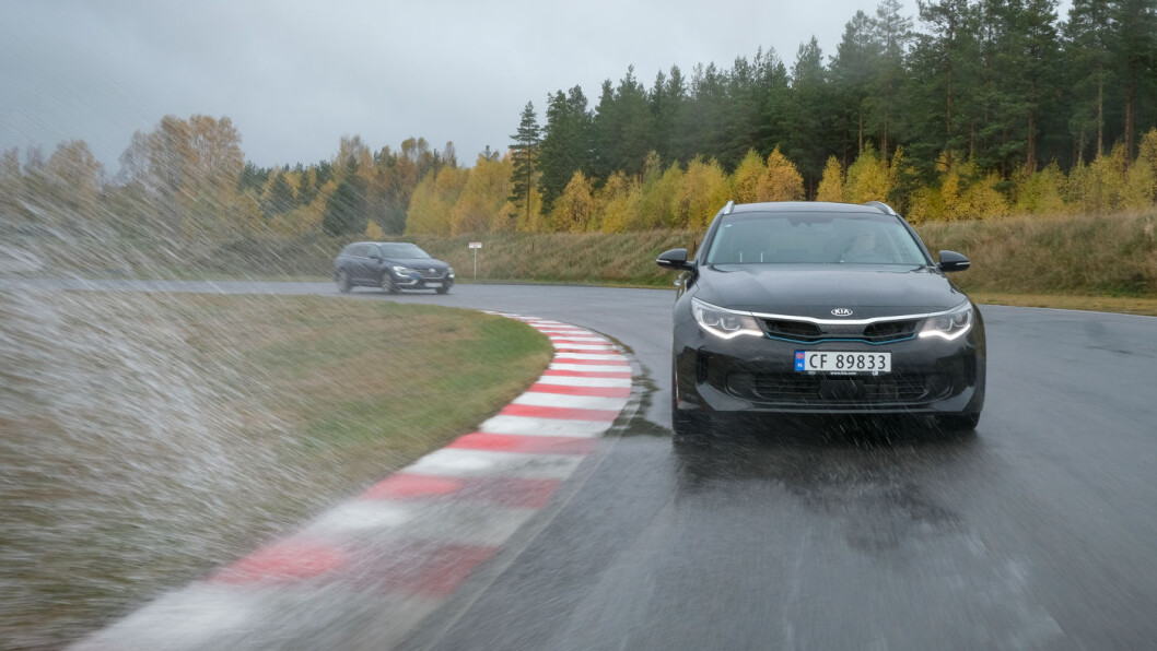 MYE FOR PENGENE: Bilen har svært mye utstyr som standard og er likevel billigere enn de andre testbilene – takket være en god avgiftsrabatt fra staten. MYE FOR PENGENE: Bilen har svært mye utstyr som standard og er likevel billigere enn de andre testbilene – takket være en god avgiftsrabatt fra staten.