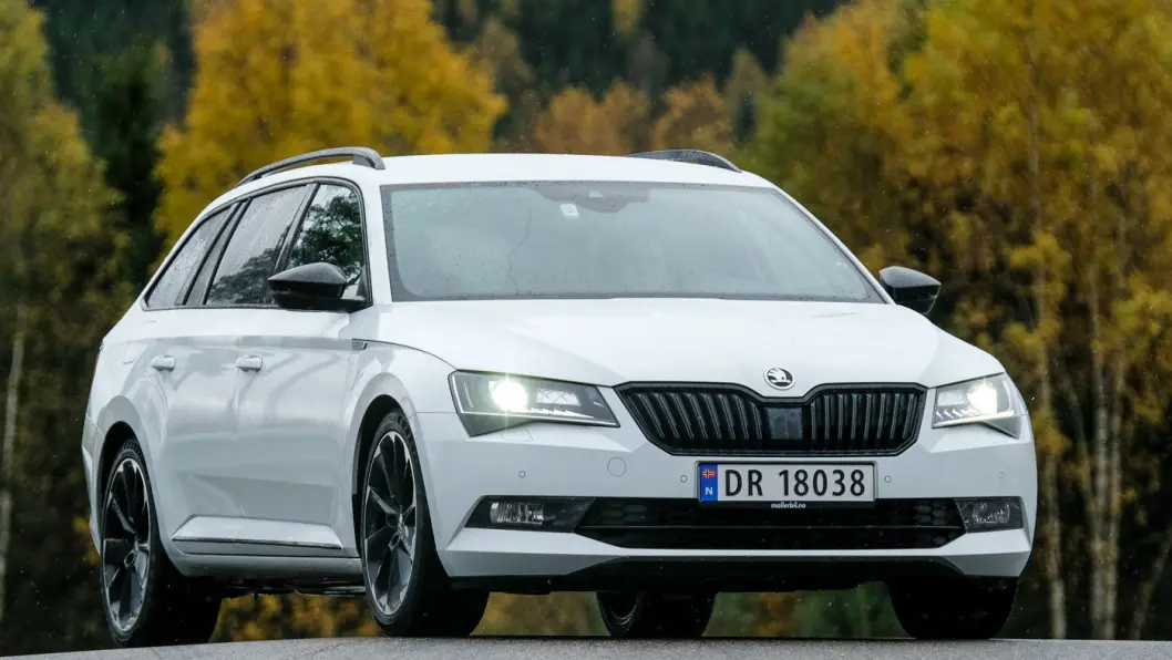 SUVEREN PLASS: Skoda Superb er bilen med den største innvendige plassen, både når det gjelder beinplass i baksetet og plassen i bagasjerommet. Foto: Jon Terje Hellgren Hansen SUVEREN PLASS: Skoda Superb er bilen med den største innvendige plassen, både når det gjelder beinplass i baksetet og plassen i bagasjerommet. Foto: Jon Terje Hellgren Hansen
