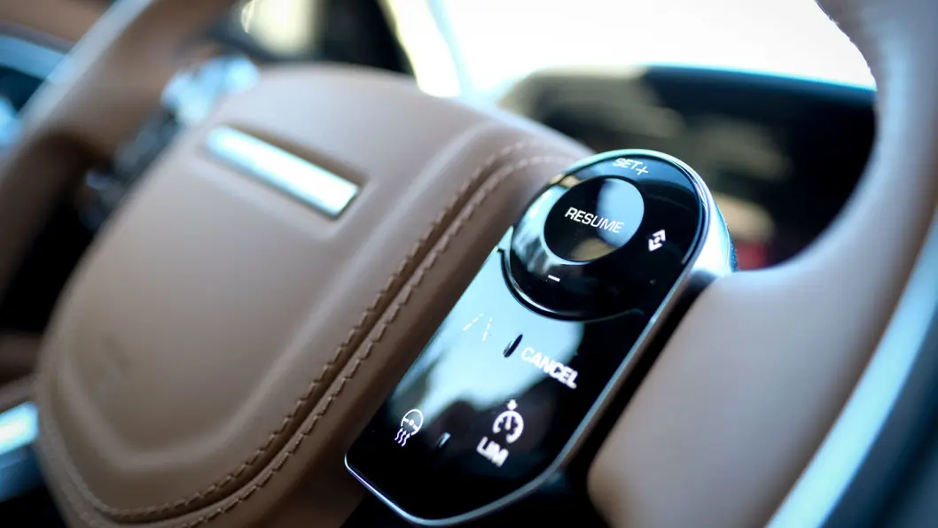 TAR TID: Interiøret i Velar er elegant og nyskapende, men det tar tid å finne fram i alle skjerm-menyer. Har du ikke erfaring med smart-telefon er du fortapt. TAR TID: Interiøret i Velar er elegant og nyskapende, men det tar tid å finne fram i alle skjerm-menyer. Har du ikke erfaring med smart-telefon er du fortapt.