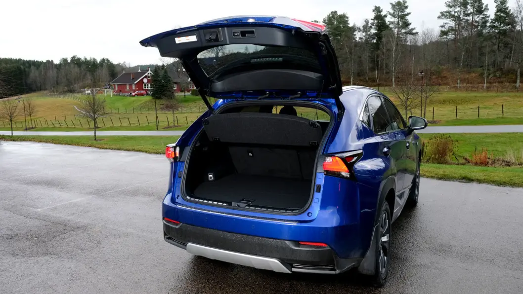 IKKE LIKEGYLDIG: Det er vanskelig å stille seg likegyldig til utseendet på Lexus NX. Enten liker du det eller så liker du det ikke. Akkurat slik Lexus ønsker. Bagasjerommet er litt mindre enn på de andre bilene, fordi hybrid-systemet stjeler litt plass. IKKE LIKEGYLDIG: Det er vanskelig å stille seg likegyldig til utseendet på Lexus NX. Enten liker du det eller så liker du det ikke. Akkurat slik Lexus ønsker. Bagasjerommet er litt mindre enn på de andre bilene, fordi hybrid-systemet stjeler litt plass.