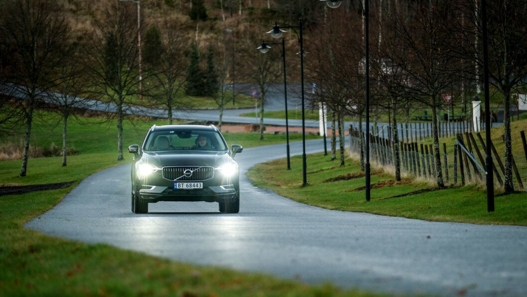 BAKKEKLARING: Bilen kan heves hele 27 centimeter over bakken, noe som er nyttig på veier med mye snø. Høydejusteringen må du betale ekstra for. BAKKEKLARING: Bilen kan heves hele 27 centimeter over bakken, noe som er nyttig på veier med mye snø. Høydejusteringen må du betale ekstra for.