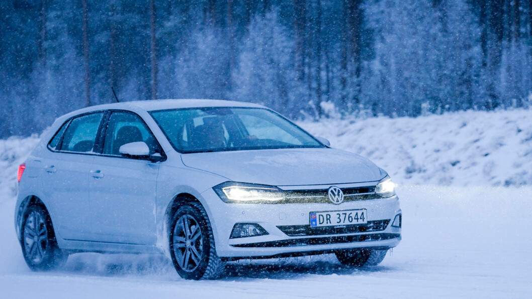 BENSIN: Diesel har fått et dårlig rykte og nesten alle kjøper Polo med bensinmotor. Vår 115 hester slipper imidlertid ut like mye av den miljøskadelige gassen NO2 som en dieselbil. BENSIN: Diesel har fått et dårlig rykte og nesten alle kjøper Polo med bensinmotor. Vår 115 hester slipper imidlertid ut like mye av den miljøskadelige gassen NO2 som en dieselbil.
