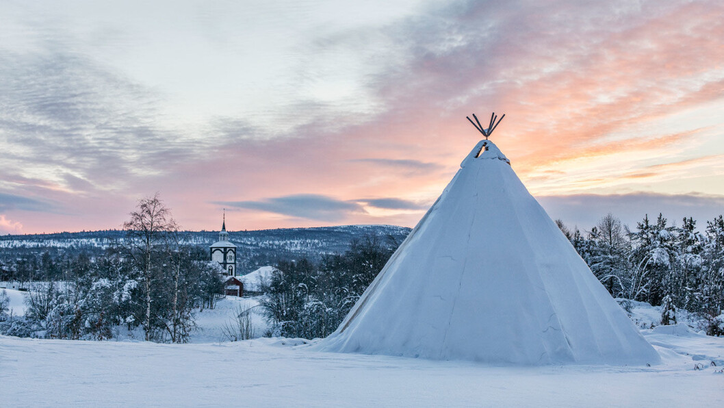 VAKKER UTSIKT: Fra rommet ser vi mot kirken på Røros. Foto: Henrik Fjørtoft VAKKER UTSIKT: Fra rommet ser vi mot kirken på Røros. Foto: Henrik Fjørtoft