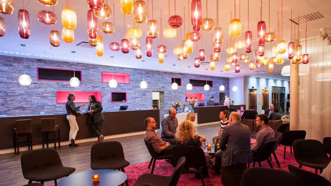 BO BILLIG UTENFOR SENTRUM: Motel L er fargerikt og moderne og ligger et kvarter fra sentrum med trikk og t-bane. BO BILLIG UTENFOR SENTRUM: Motel L er fargerikt og moderne og ligger et kvarter fra sentrum med trikk og t-bane.