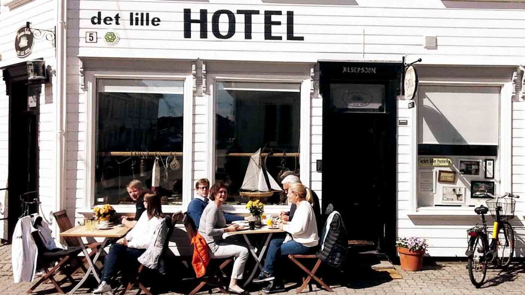 SØRLANDSIDYLLEN: I den hvite trebyen Risør ligger Det Lille Hotel med suiter fordelt på flere av de gamle husene. SØRLANDSIDYLLEN: I den hvite trebyen Risør ligger Det Lille Hotel med suiter fordelt på flere av de gamle husene.