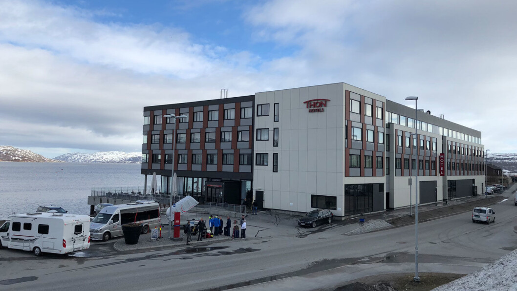 UT MOT HAVET: Thon Hotel Kirkenes ligger vakkert til nede ved fjorden midt i sentrum av byen. UT MOT HAVET: Thon Hotel Kirkenes ligger vakkert til nede ved fjorden midt i sentrum av byen.