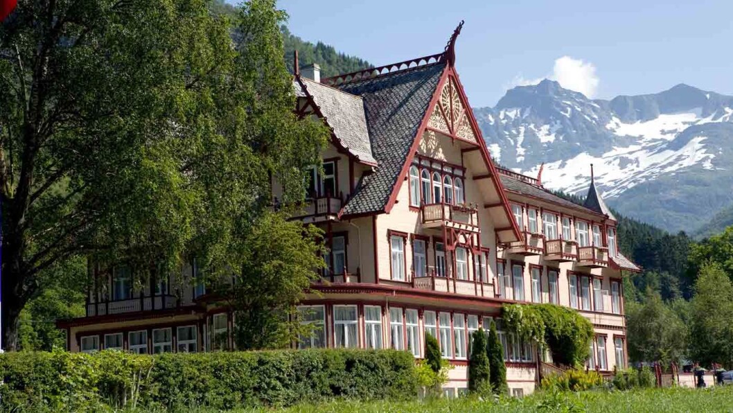 HISTORISK TREHOTELL: Hotel Union Øye har en lang historie som inkluderer engelske lorder, en tysk keiser - og et spøkelse i Det blå rommet. Foto: Magnus Nordstrand HISTORISK TREHOTELL: Hotel Union Øye har en lang historie som inkluderer engelske lorder, en tysk keiser - og et spøkelse i Det blå rommet. Foto: Magnus Nordstrand