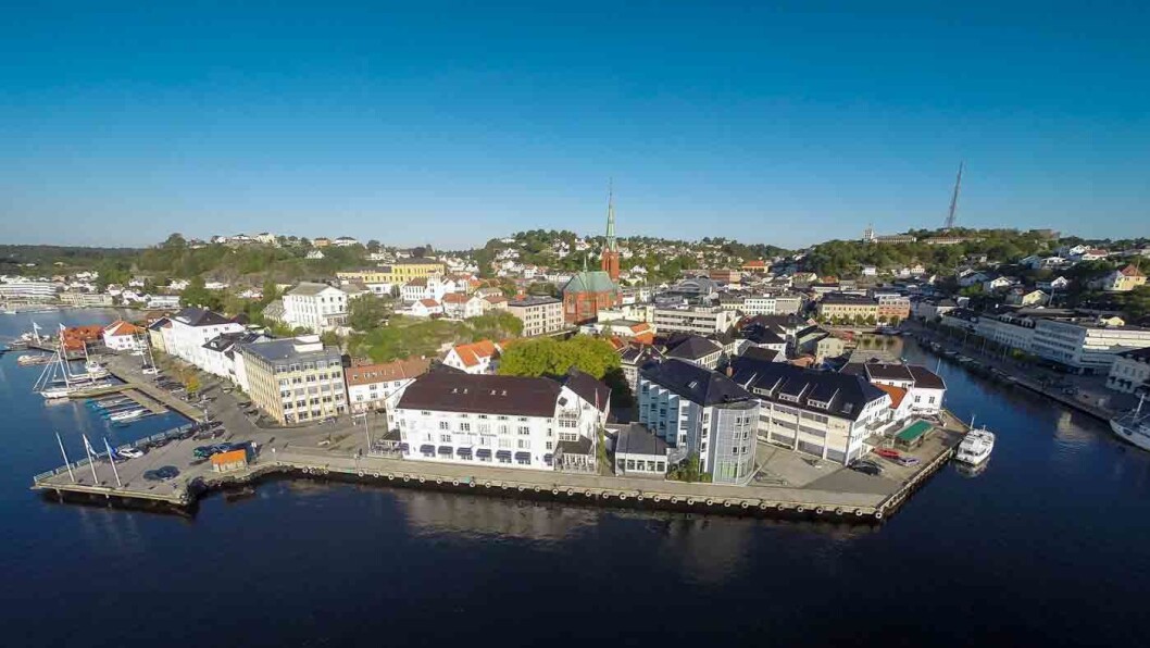 ARENDALS STORSTUE: Hotellet i det lave, hvite bygget glir godt inn i den hvite trebebyggelsen på Tyholmen. ARENDALS STORSTUE: Hotellet i det lave, hvite bygget glir godt inn i den hvite trebebyggelsen på Tyholmen.