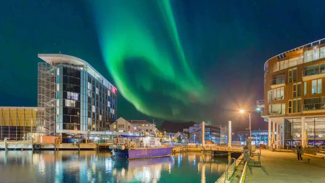 FLOTT BELIGGENHET: Thon Hotel Lofoten ligger i sentrum av Svolvær med hav og fjell og byliv rett utenfor. FLOTT BELIGGENHET: Thon Hotel Lofoten ligger i sentrum av Svolvær med hav og fjell og byliv rett utenfor.