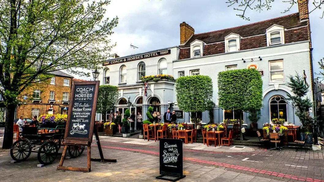 PUB CRAWL: Det er noe erkeengelsk over det å overnatte på puben. Coach & Horses i Kew Green sørvest i London er nyoppusset og hyggelig. PUB CRAWL: Det er noe erkeengelsk over det å overnatte på puben. Coach & Horses i Kew Green sørvest i London er nyoppusset og hyggelig.