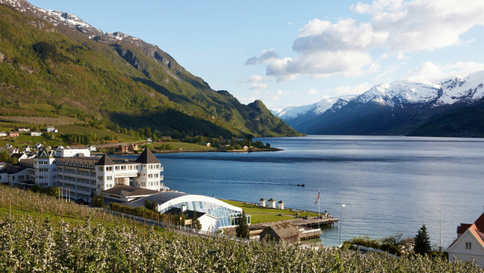 MED UTSIKT MOT FJORDEN: Hotel Ullensvang ligger flott til mot Hardangerfjorden og fjellene. Foto: Morten Knudsen/MK AS
