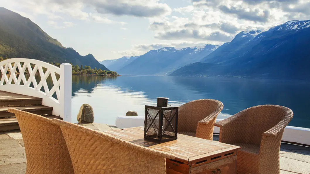 FLOTTE UTEOMRÅDER: Hotellet ligger tett på Hardangerfjorden med terrasser, broer og kanaler. Foto: Jeanett Økland FLOTTE UTEOMRÅDER: Hotellet ligger tett på Hardangerfjorden med terrasser, broer og kanaler. Foto: Jeanett Økland